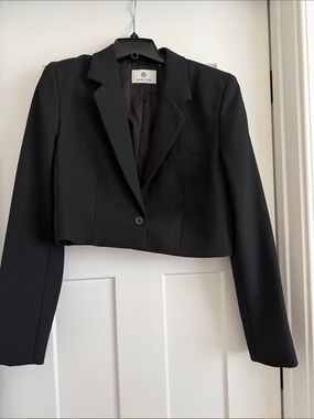 Aritzia babaton cropped black blazer